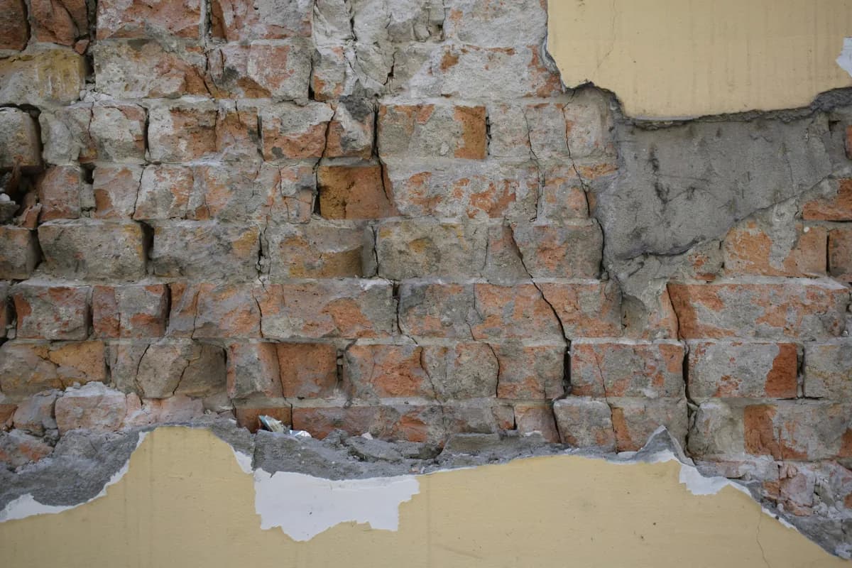 Cracked masonry and structural deterioration that can lead to a New York building collapse claim
