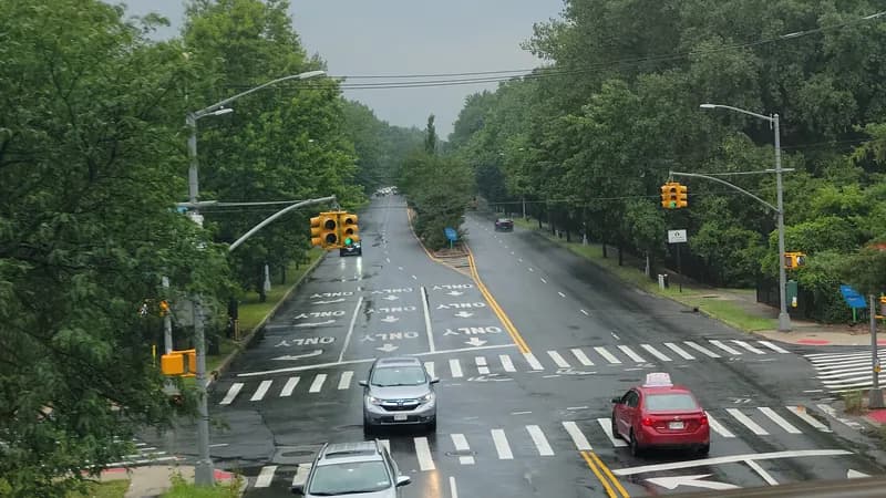 Looking south along South Avenue from the Staten Island Expressway, with crosswalks and traffic signals on a wet day.