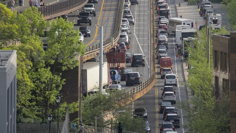 Queens-bound and Staten Island-bound traffic on the stacked Brooklyn-Queens Expressway beneath the Brooklyn Heights Promenade.
