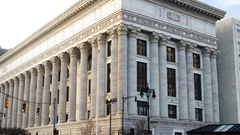 The colonnaded New York State Education Building on Washington Avenue in Albany, with traffic signals in front.