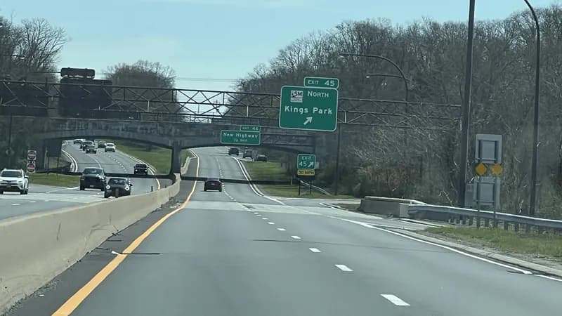 The Northern State Parkway in Commack, Suffolk County, with an overhead green sign for Exit 45 to Kings Park.