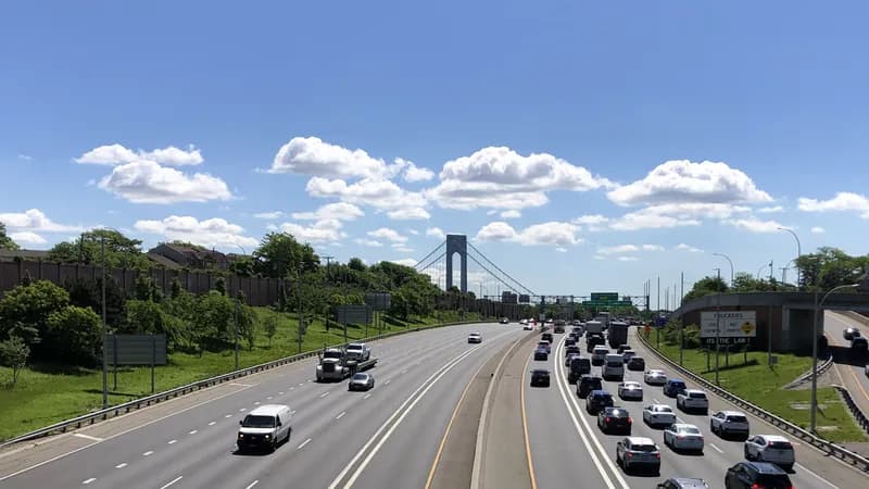 The Staten Island Expressway heading east toward the Verrazzano-Narrows Bridge, with traffic in both directions.